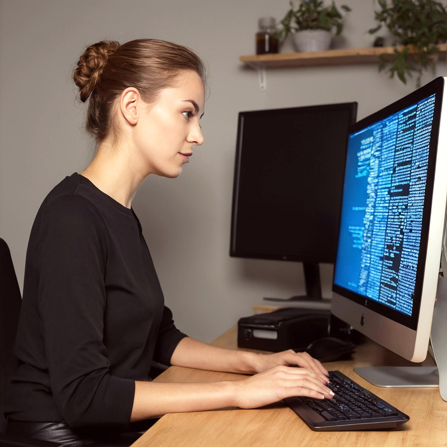 AI asistent i programer rade zajedno na razvoju softvera u tehnološkom okruženju.